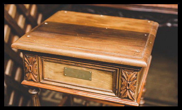 I.316 PAR DE VELADORES SIMILARES