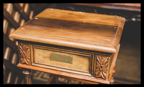 I.316 PAR DE VELADORES SIMILARES