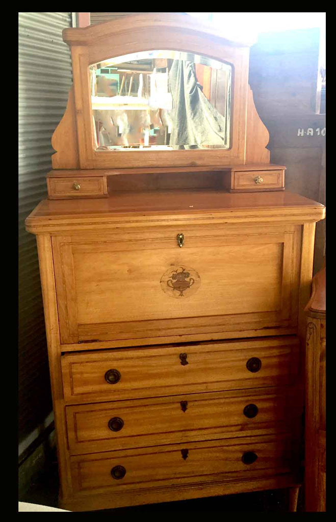 I.179 MUEBLE TIPO SECRETAIRE