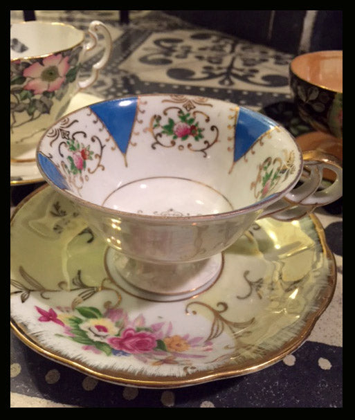 II.552 TAZAS DE COLECCIÓN