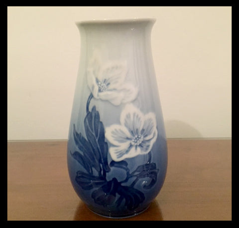 II.559 FLORERO DE PORCELANA