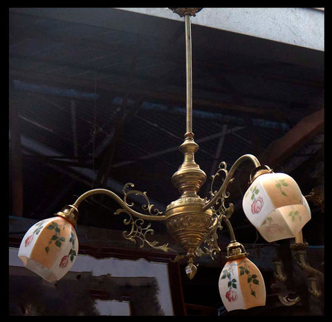 II.303 LÁMPARA DE CIELO DE BRONCE Y OPALINA