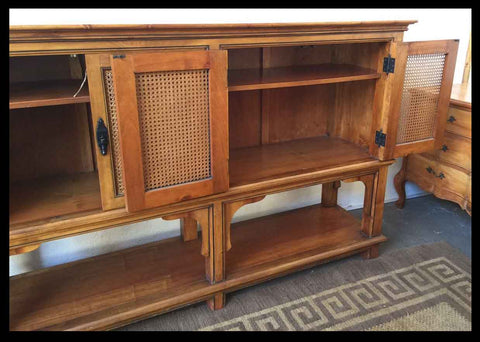 I.487 MUEBLE DE MADERA Y JUNCO