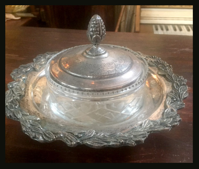 II.546 POCILLO DE CRISTAL EN BASE DE PLAQUÉ