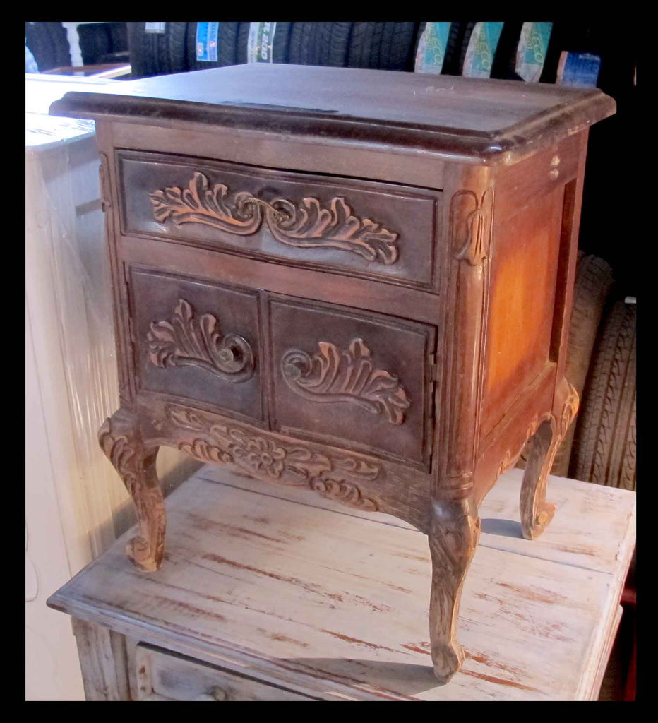 I.241 VELADOR DE MADERA TALLADA