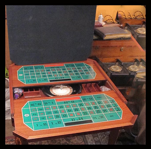 I.240 MESA DE JUEGO CON MARQUETERÍA