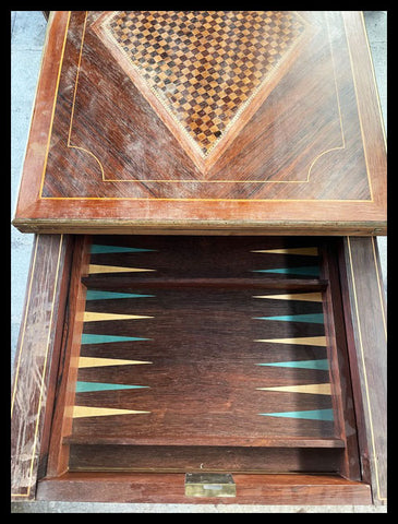 I.3639 MESA DE JUEGO Y ARRIMO CON MARQUETERÍA