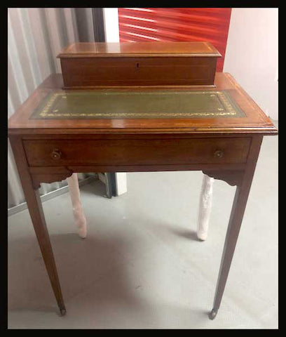I.1287 ESCRITORIO CON CUBIERTA DE CUERO