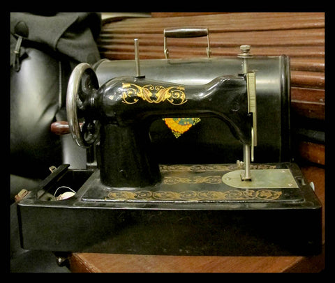 II.459 MINIATURA DE MÁQUINA DE COSER