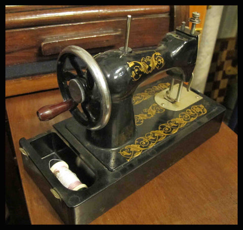 II.459 MINIATURA DE MÁQUINA DE COSER