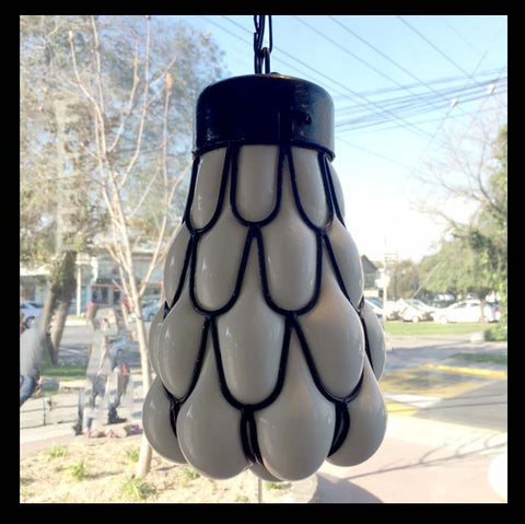 II.750 PAR DE LÁMPARAS DE OPALINA Y FIERRO