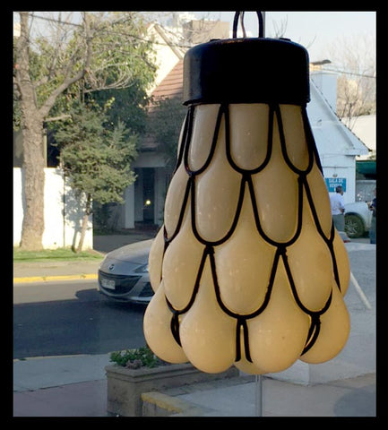 II.750 PAR DE LÁMPARAS DE OPALINA Y FIERRO