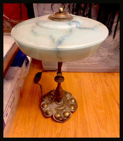 II.1859 LÁMPARA DE BRONCE Y OPALINA CELESTE