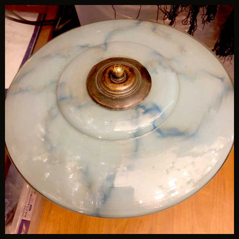 II.1859 LÁMPARA DE BRONCE Y OPALINA CELESTE