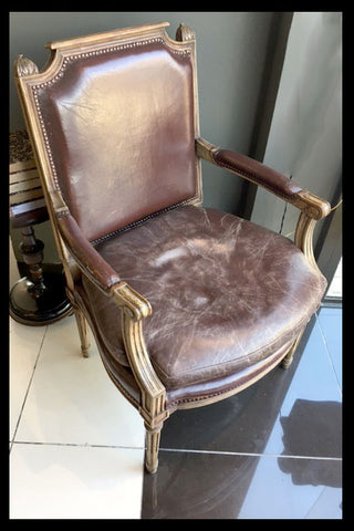 I.454 PAR DE SITIALES DE CUERO