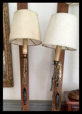 II.758 APLIQUÉS DE BRONCE EN ANTIGUOS ESQUÍS