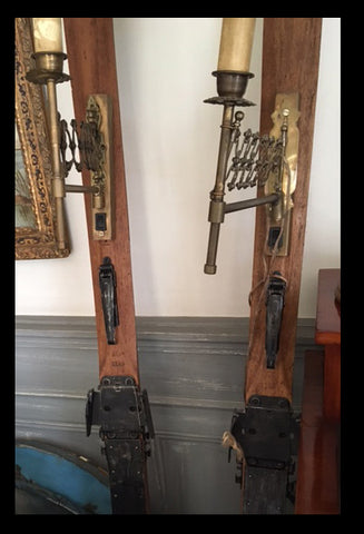 II.758 APLIQUÉS DE BRONCE EN ANTIGUOS ESQUÍS