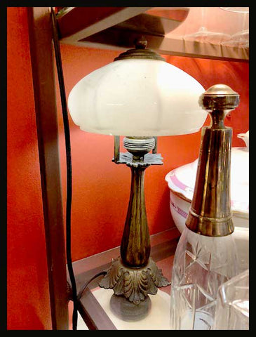 II.1865 LAMPARITA DE BRONCE Y OPALINA