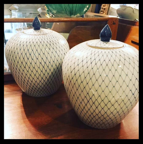 II.761 CERÁMICAS CON TAPA AZUL Y BLANCO