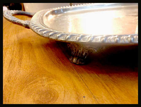 II.1868 BANDEJA DE PLAQUÉ CON PATAS