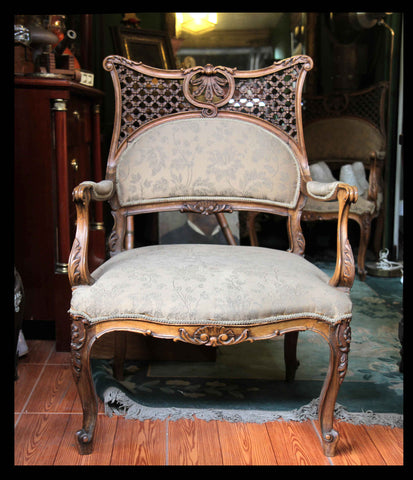 I.43 JUEGO DE SOFÁ Y DOS SITIALES