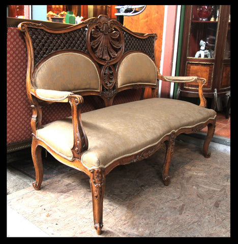 I.43 JUEGO DE SOFÁ Y DOS SITIALES