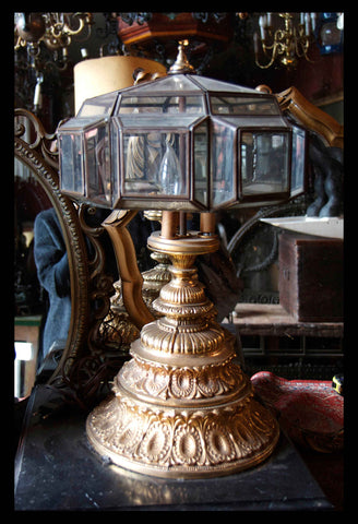 II.78 LÁMPARA HEXAGONAL CON BASE DE BRONCE