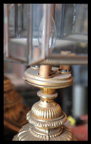 II.78 LÁMPARA HEXAGONAL CON BASE DE BRONCE