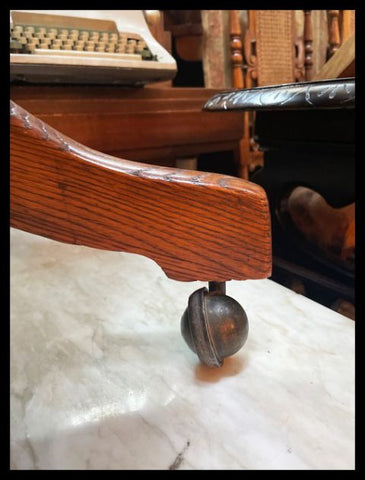 I.3644  SILLA DE ESCRITORIO DE ROBLE AMERICANO CON SELLO