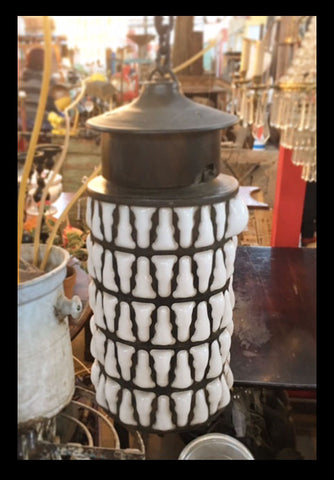 II.819 LÁMPARAS DE FIERRO Y OPALINA