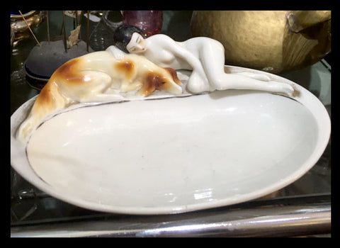 II.788 JABONERA DE PORCELANA CON FIGURA