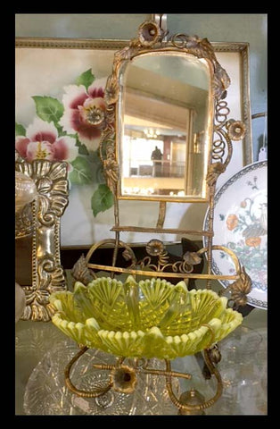 II.785 ESPEJO Y JOYERO DE BRONCE Y OPALINA