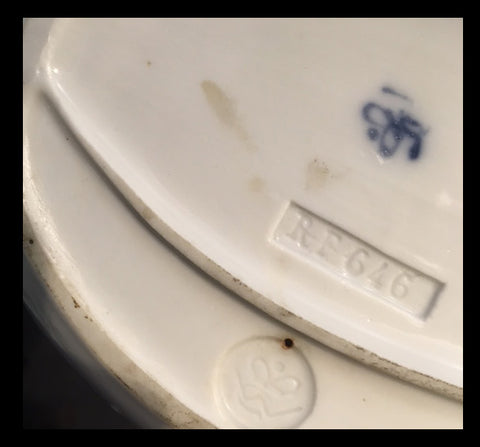 II.788 JABONERA DE PORCELANA CON FIGURA