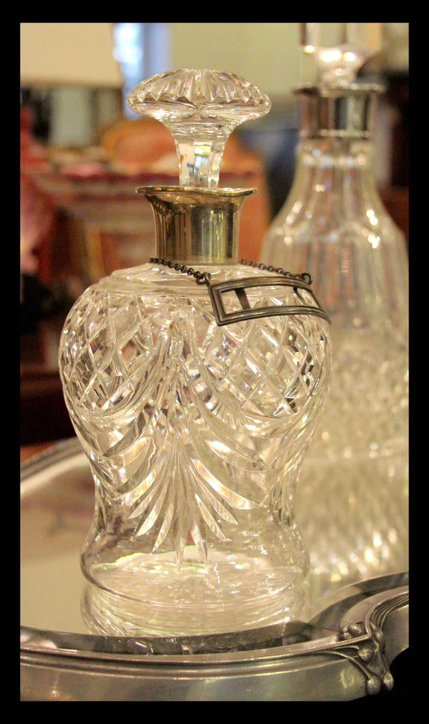 II.35 PLATEAU Y BOTELLAS DE CRISTAL