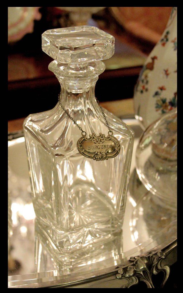 II.35 PLATEAU Y BOTELLAS DE CRISTAL