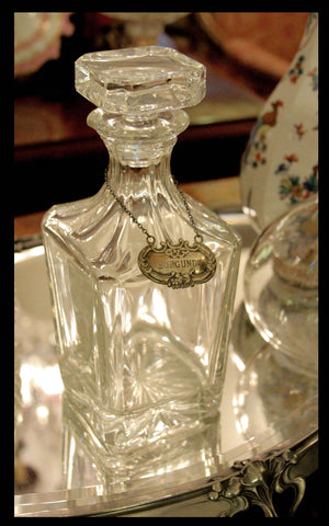 II.35 PLATEAU Y BOTELLAS DE CRISTAL