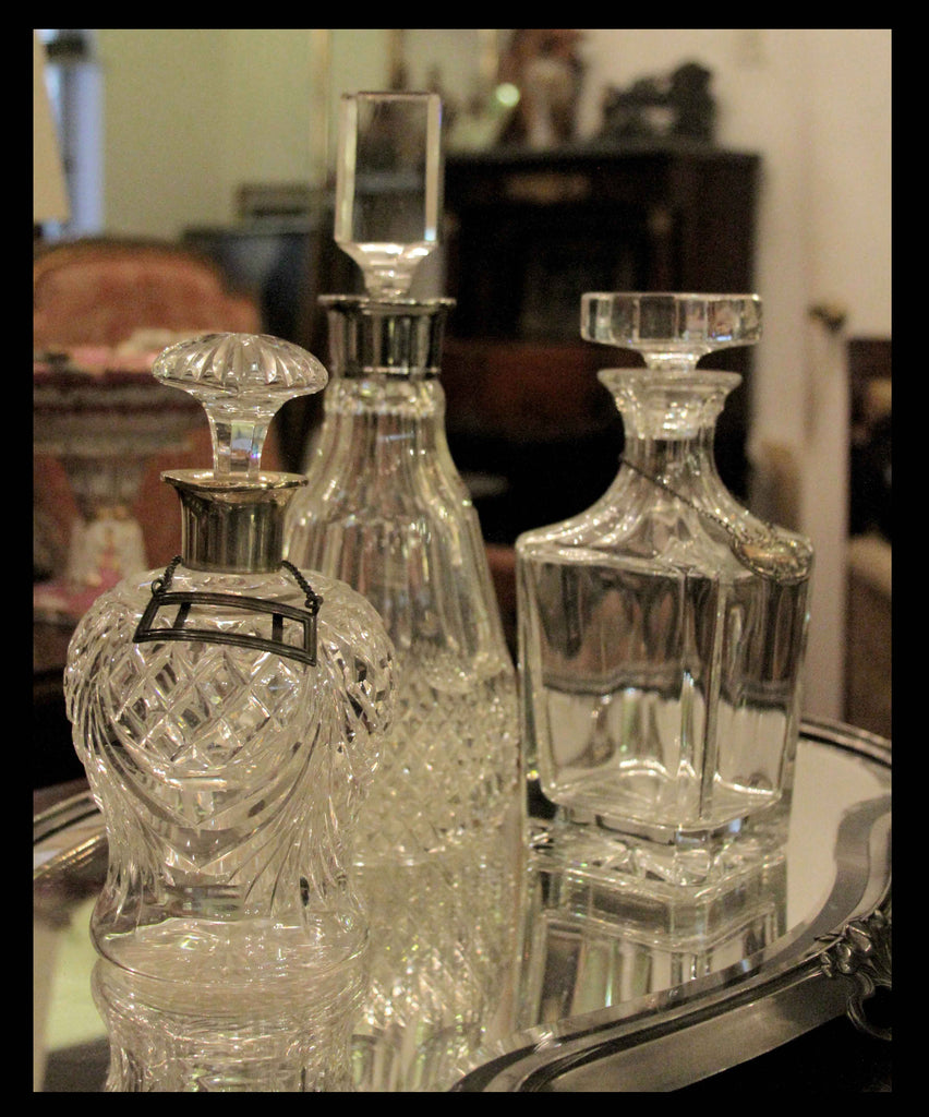 II.35 PLATEAU Y BOTELLAS DE CRISTAL