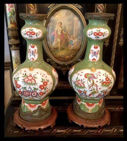 II.796 JARRONES DE CERÁMICA PINTADA CON BRONCE