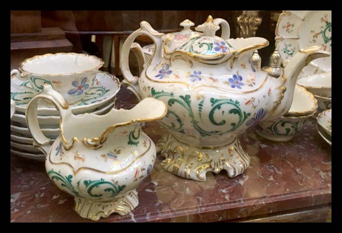 II.805 JUEGO DE TÉ DE PORCELANA ISABELINO PINTADO A MANO