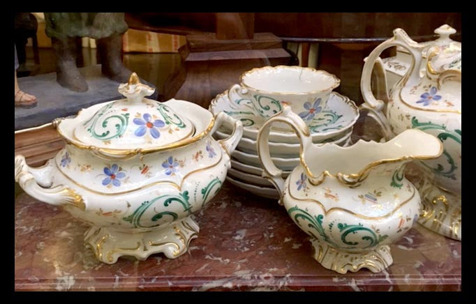 II.805 JUEGO DE TÉ DE PORCELANA ISABELINO PINTADO A MANO