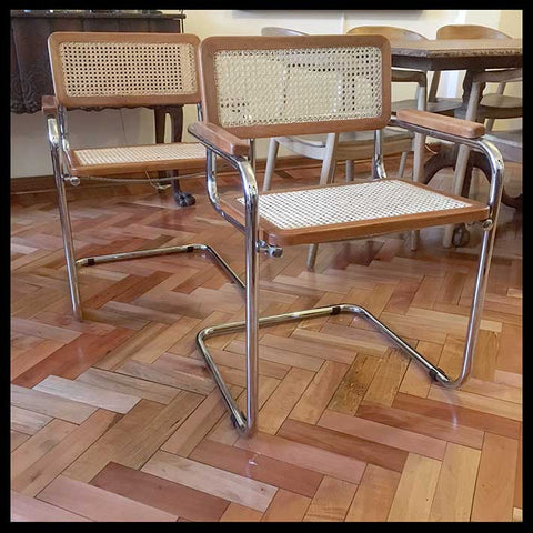 I.989 SILLAS CANTILEVER