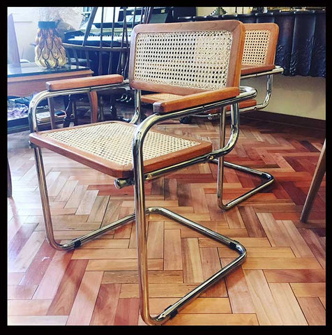 I.989 SILLAS CANTILEVER