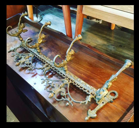 II.844 PERCHA DE BRONCE