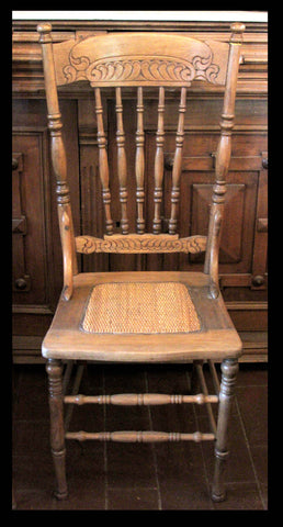 I.59 PAR DE SILLAS DE MADERA DE HAYA TALLADAS