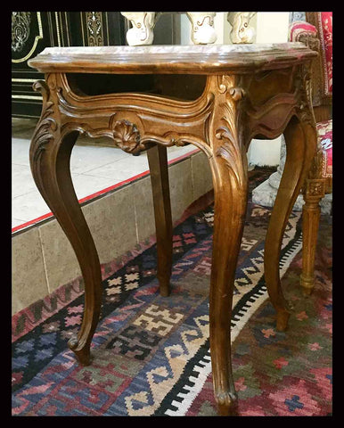 I.358 PAR DE MESAS DE MADERA TALLADA Y MÁRMOL