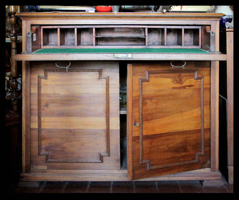 I.17 CÓMODA-ESCRITORIO DE MADERA