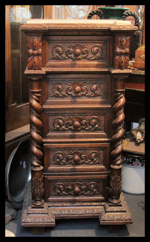 I.29 VELADOR  DE MADERA TALLADA