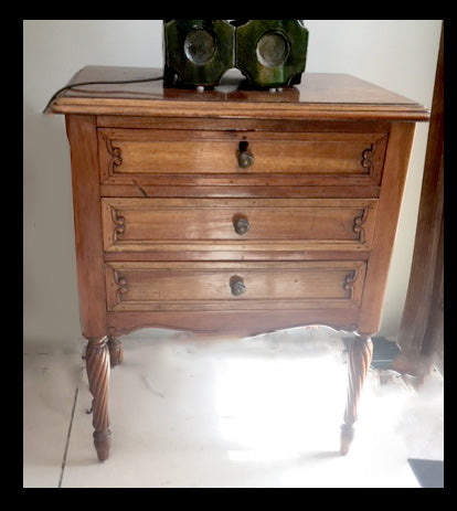 I.453 PAR DE VELADORES TRES CAJONES