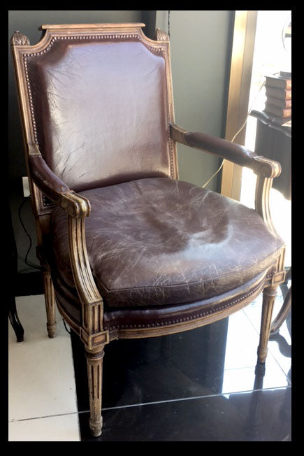 I.454 PAR DE SITIALES DE CUERO