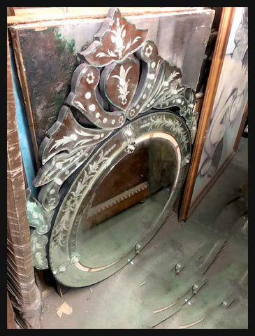 II.2138 ESPEJO CON CORONACIÓN Y TALLADO